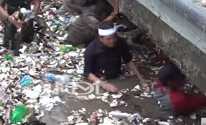 Dedi Mulyadi Terjun ke Sungai Cipalabuhan untuk Bersihkan Sampah